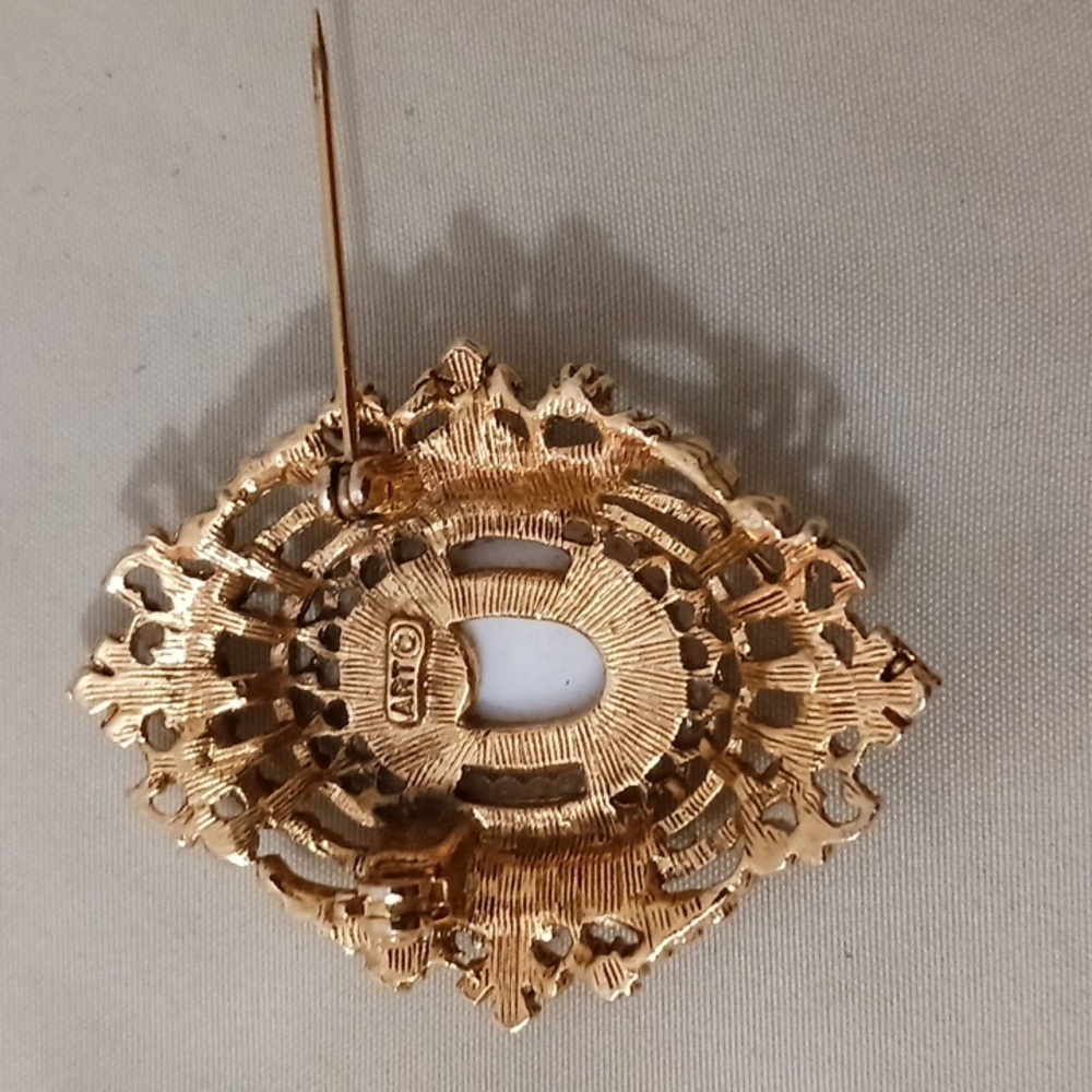 🎈VINTAGE Cameo Brooch Marked Art 2"x1.5"0 - Picture 7 of 7